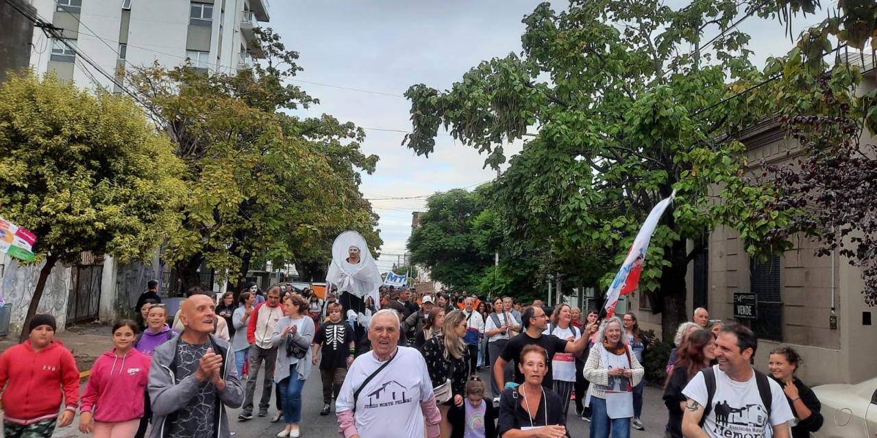 Agrupaciones y vecinos marcharon a 49 aos del golpe genocida